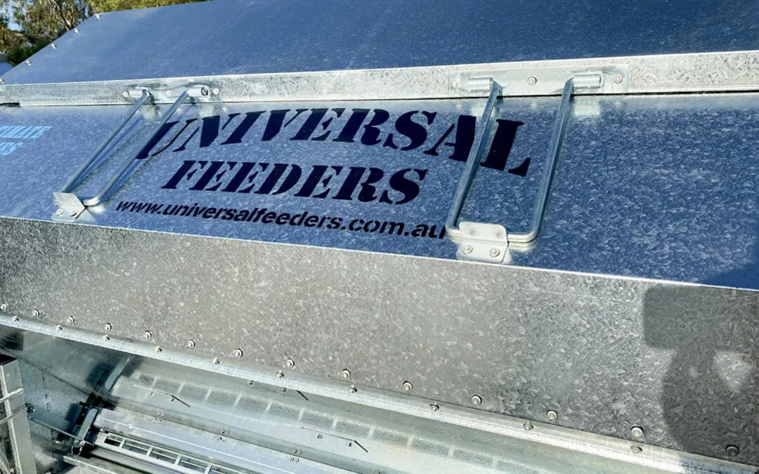 Schmucker's Livestock Handling Horse Cave, Kentucky A metal feeder with "universal feeders" and the website "www.universalfeeders.com.au" printed on its side.
